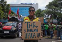 Pengemudi ojek online (ojol) melakukan unjuk rasa di depan gedung Kementerian Ketenagakerjaan (Kemnaker), Jakarta, Senin (17/2/2025). Foto CNBC Indonesia
