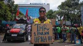 Pengemudi ojek online (ojol) melakukan unjuk rasa di depan gedung Kementerian Ketenagakerjaan (Kemnaker), Jakarta, Senin (17/2/2025). Foto CNBC Indonesia