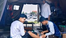 Anggota Brigade Penolong dari Gerakan Pramuka Kwartir Cabang Kabupaten Bandung membantu penanganan korban Laka LAntas Arus Mudik Lebaran. Nagreg, Minggu (22/03/2026)