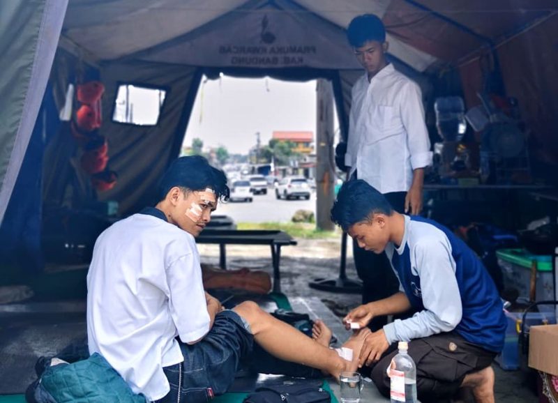 Anggota Brigade Penolong dari Gerakan Pramuka Kwartir Cabang Kabupaten Bandung membantu penanganan korban Laka LAntas Arus Mudik Lebaran. Nagreg, Minggu (22/03/2026)