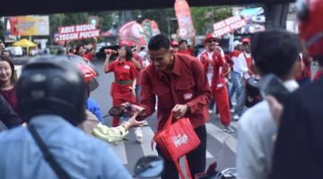 Ngabuburit di Lampu Merah Dago, Teja Paku Alam dan Adam Alis Bagi Takjil untuk Pengendara