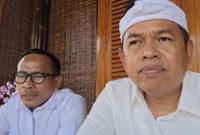 Gubernur Jabar Dedi Mulyadi saat bersama Kadisdik Jabar Purwanto membahas nasib tenaga honorer di sekolah yang gaji Maret-April 2026 belum dibayar.(Tangkapan Video Dedi Mulyadi)