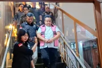 DITAHAN – Direktur Umum PT Bandung Daya Sentosa (BDS), YB, resmi ditahan oleh Kejaksaan Negeri Kabupaten Bandung setelah ditetapkan sebagai tersangka dalam kasus dugaan korupsi. Dalam perkara tersebut, kerugian keuangan negara diperkirakan mencapai Rp128.524.958.010.