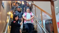 DITAHAN – Direktur Umum PT Bandung Daya Sentosa (BDS), YB, resmi ditahan oleh Kejaksaan Negeri Kabupaten Bandung setelah ditetapkan sebagai tersangka dalam kasus dugaan korupsi. Dalam perkara tersebut, kerugian keuangan negara diperkirakan mencapai Rp128.524.958.010.
