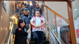 DITAHAN – Direktur Umum PT Bandung Daya Sentosa (BDS), YB, resmi ditahan oleh Kejaksaan Negeri Kabupaten Bandung setelah ditetapkan sebagai tersangka dalam kasus dugaan korupsi. Dalam perkara tersebut, kerugian keuangan negara diperkirakan mencapai Rp128.524.958.010.