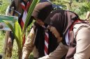 Ketua Kwarcab Kabupaten Bandung, Kak Hj. Emma Dety Permanawati, S.Pd.I., M.M., (tengah) saat melakukan penanaman bibit pohon kelapa didampingi Ketua Mabisaka Kak Ir. Hj. Ina Dewi Kania. MP dan Pimpinan Saka Taruna Bumi Kabupaten Bandung Hj. Ria Heriawati, M.Si di Buper Gentong, Sabtu(11/4/2026) 