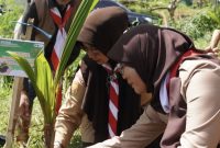 Ketua Kwarcab Kabupaten Bandung, Kak Hj. Emma Dety Permanawati, S.Pd.I., M.M., (tengah) saat melakukan penanaman bibit pohon kelapa didampingi Ketua Mabisaka Kak Ir. Hj. Ina Dewi Kania. MP dan Pimpinan Saka Taruna Bumi Kabupaten Bandung Hj. Ria Heriawati, M.Si di Buper Gentong, Sabtu(11/4/2026) 