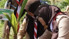 Ketua Kwarcab Kabupaten Bandung, Kak Hj. Emma Dety Permanawati, S.Pd.I., M.M., (tengah) saat melakukan penanaman bibit pohon kelapa didampingi Ketua Mabisaka Kak Ir. Hj. Ina Dewi Kania. MP dan Pimpinan Saka Taruna Bumi Kabupaten Bandung Hj. Ria Heriawati, M.Si di Buper Gentong, Sabtu(11/4/2026) 