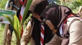Ketua Kwarcab Kabupaten Bandung, Kak Hj. Emma Dety Permanawati, S.Pd.I., M.M., (tengah) saat melakukan penanaman bibit pohon kelapa didampingi Ketua Mabisaka Kak Ir. Hj. Ina Dewi Kania. MP dan Pimpinan Saka Taruna Bumi Kabupaten Bandung Hj. Ria Heriawati, M.Si di Buper Gentong, Sabtu(11/4/2026) 