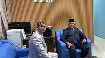 Wakil Ketua DPRD Kabupaten Bandung M Hailuki saat menerima kunjungan Anggota DPRD Provinsi Jawa Barat sekaligus Ketua DPC Demokrat Kabupaten Bandung Saeful Bachri di Soreang, Senin (20/4/2026) 