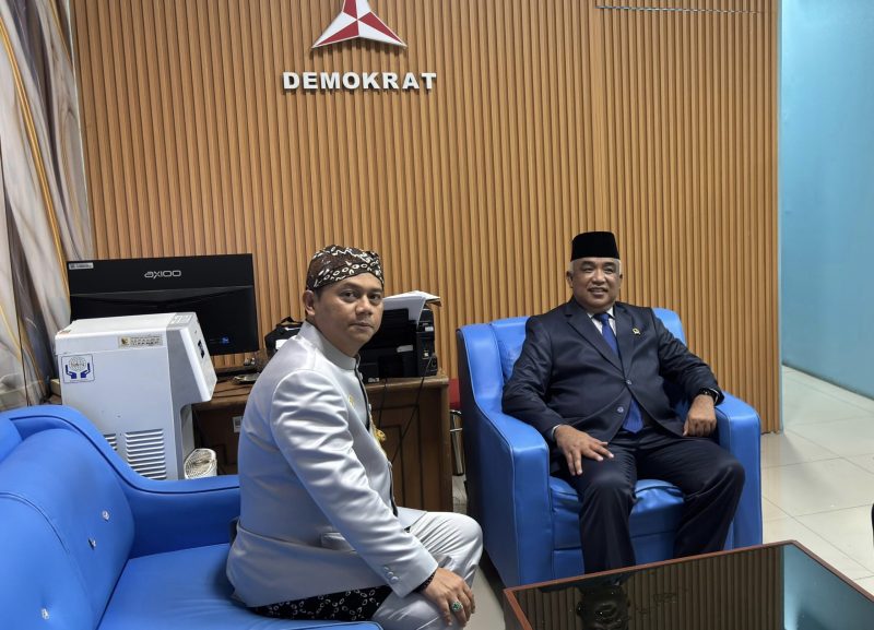 Wakil Ketua DPRD Kabupaten Bandung M Hailuki saat menerima kunjungan Anggota DPRD Provinsi Jawa Barat sekaligus Ketua DPC Demokrat Kabupaten Bandung Saeful Bachri di Soreang, Senin (20/4/2026) 