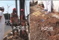 Dedi Mulyadi Geram Trotoar Dibongkar Lagi Gegara Galian Kabel, Minta Proyek Lebih Terkoordinasi Gubernur Jawa Barat, Dedi Mulyadi menegur pekerja proyek galian fiber optik. Sumber foto : Youtube KDM