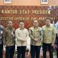 Kepala Staf Kepresidenan (KSP) Jenderal TNI (Purn) Dudung Abdurachman bertemu sejumlah pimpinan Komisi Pemberantasan Korupsi (KPK) di Kantor Staf Kepresidenan, Jakarta, Selasa (5/5/2026). Foto Istimewa