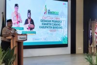 Ketua Harian Kwracab Gerakan Pramuka Kabupaten Bandung Kak Saeful Bachri secara resmi menutup Rakercab Tahun 2026. Soreang, Selasa (11/05/2026)