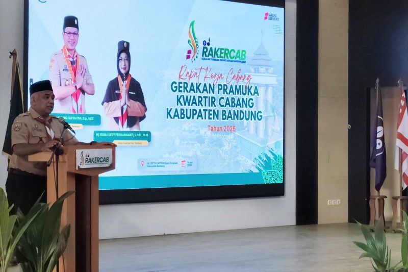 Ketua Harian Kwracab Gerakan Pramuka Kabupaten Bandung Kak Saeful Bachri secara resmi menutup Rakercab Tahun 2026. Soreang, Selasa (11/05/2026)