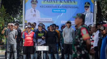 Dapat Tambahan Penghasilan, Warga Kota Bandung Antusias Ikuti Program Padat Karya