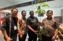 Anggota DPRD Provinsi Jawa Barat Saeful Bachri (Kedua dari kanan) Bersama KADIN Jabar di WIITEX 2026.(Foto - adalahkabupatenbandung). 
