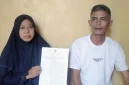 Guru bernama Yanti Hadianti (49) itu diberhentikan sebagai Pegawai Pemerintah dengan Perjanjian Kerja (PPPK) karena dituding sebagai istri kedua seorang aparatur sipil negara (ASN). (rd dani r nugraha-inilahkoran)