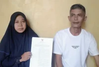 Guru bernama Yanti Hadianti (49) itu diberhentikan sebagai Pegawai Pemerintah dengan Perjanjian Kerja (PPPK) karena dituding sebagai istri kedua seorang aparatur sipil negara (ASN). (rd dani r nugraha-inilahkoran)