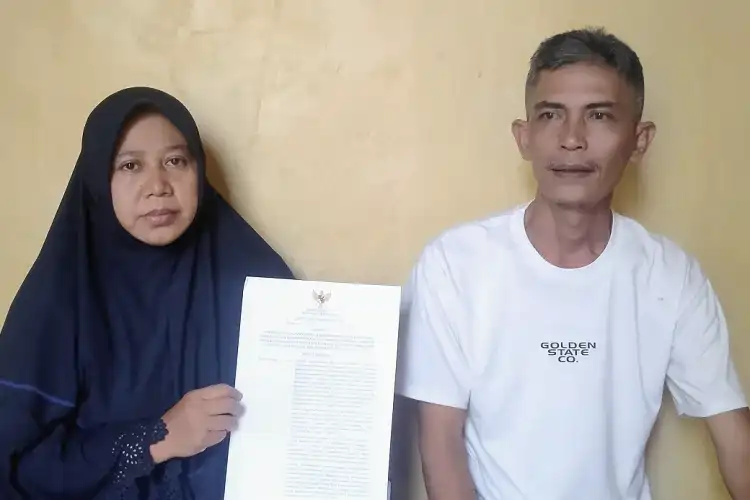 Guru bernama Yanti Hadianti (49) itu diberhentikan sebagai Pegawai Pemerintah dengan Perjanjian Kerja (PPPK) karena dituding sebagai istri kedua seorang aparatur sipil negara (ASN). (rd dani r nugraha-inilahkoran)