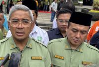 Wakil Wali Kota Bandung Erwin (kanan) saat memberikan keterangan bersama Wali Kota Bandung Muhammad Farhan (kiri) di Balai Kota Bandung. 