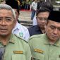 Wakil Wali Kota Bandung Erwin (kanan) saat memberikan keterangan bersama Wali Kota Bandung Muhammad Farhan (kiri) di Balai Kota Bandung. 