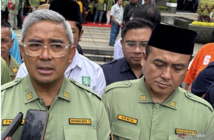 Wakil Wali Kota Bandung Erwin (kanan) saat memberikan keterangan bersama Wali Kota Bandung Muhammad Farhan (kiri) di Balai Kota Bandung. 