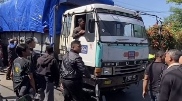 Warga Padalarang Blokade Gerbang Pabrik, Protes Dugaan PHK Sepihak Delapan Pekerja Lokal