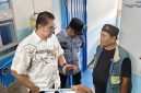 Anggota Badan Anggaran (Banggar) DPR RI Dede Yusuf Macan Effendi. Berbincang bersama Enjang Gandi, Kepala Desa Wangisagara Majalaya Kabupaten Bandung saat mengunjungi BUMDes Wangisagara. 