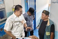 Anggota Badan Anggaran (Banggar) DPR RI Dede Yusuf Macan Effendi. Berbincang bersama Enjang Gandi, Kepala Desa Wangisagara Majalaya Kabupaten Bandung saat mengunjungi BUMDes Wangisagara.