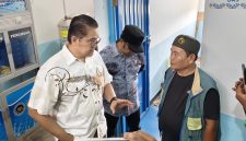 Anggota Badan Anggaran (Banggar) DPR RI Dede Yusuf Macan Effendi. Berbincang bersama Enjang Gandi, Kepala Desa Wangisagara Majalaya Kabupaten Bandung saat mengunjungi BUMDes Wangisagara.