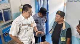 Anggota Badan Anggaran (Banggar) DPR RI Dede Yusuf Macan Effendi. Berbincang bersama Enjang Gandi, Kepala Desa Wangisagara Majalaya Kabupaten Bandung saat mengunjungi BUMDes Wangisagara. 
