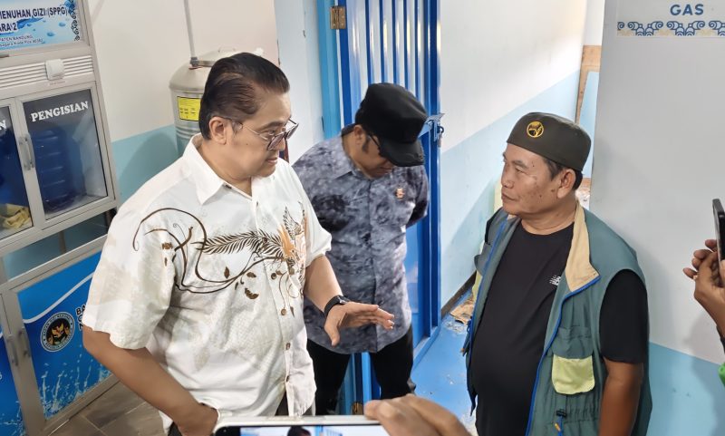 Anggota Badan Anggaran (Banggar) DPR RI Dede Yusuf Macan Effendi. Berbincang bersama Enjang Gandi, Kepala Desa Wangisagara Majalaya Kabupaten Bandung saat mengunjungi BUMDes Wangisagara. 