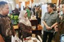 Menteri Perdagangan Republik Indonesia, Budi Santoso berbincang bersama Tim Simpul Cocoa asal Kabupaten Bandung di IICC 2026 Yogyakarta, Kamis (23/7/2026) 