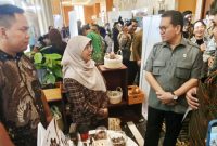 Menteri Perdagangan Republik Indonesia, Budi Santoso berbincang bersama Tim Simpul Cocoa asal Kabupaten Bandung di IICC 2026 Yogyakarta, Kamis (23/7/2026) 