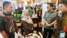 Menteri Perdagangan Republik Indonesia, Budi Santoso berbincang bersama Tim Simpul Cocoa asal Kabupaten Bandung di IICC 2026 Yogyakarta, Kamis (23/7/2026) 