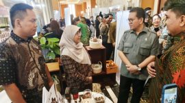 Menteri Perdagangan Republik Indonesia, Budi Santoso berbincang bersama Tim Simpul Cocoa asal Kabupaten Bandung di IICC 2026 Yogyakarta, Kamis (23/7/2026) 