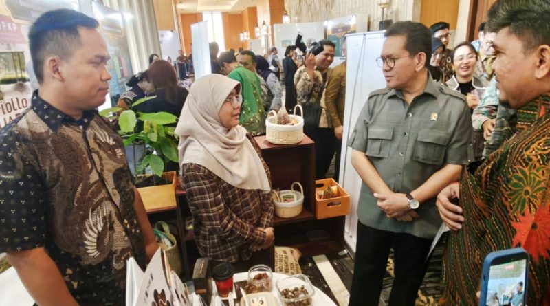 Menteri Perdagangan Republik Indonesia, Budi Santoso berbincang bersama Tim Simpul Cocoa asal Kabupaten Bandung di IICC 2026 Yogyakarta, Kamis (23/7/2026) 