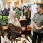Menteri Perdagangan Republik Indonesia, Budi Santoso berbincang bersama Tim Simpul Cocoa asal Kabupaten Bandung di IICC 2026 Yogyakarta, Kamis (23/7/2026) 