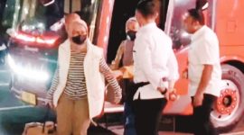 Sebanyak tujuh orang yang terjaring OTT KPK terkait dugaan korupsi yang menjerat Bupati Pemalang Anom Widiyantoro tiba di KPK, Jakarta, Rabu (29/7/2026) malam. Di antaranya istri Bupati Pemalang Noor Faizah Maenofie. Foto/Jonathan Simanjuntak