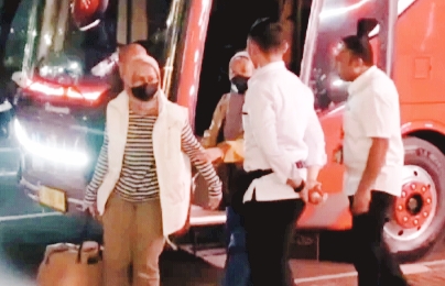 Sebanyak tujuh orang yang terjaring OTT KPK terkait dugaan korupsi yang menjerat Bupati Pemalang Anom Widiyantoro tiba di KPK, Jakarta, Rabu (29/7/2026) malam. Di antaranya istri Bupati Pemalang Noor Faizah Maenofie. Foto/Jonathan Simanjuntak