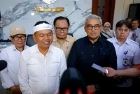 Penandatanganan NPHD dan BAST Hibah Jalan Cihampelas Kota Bandung oleh Gubernur Jawa Barat, Dedi Mulyadi dan Walikota Bandung, M. Farhan, di Balai Kota Bandung, Rabu (29/7/2026). Foto: Dok. Diskominfo Jabar