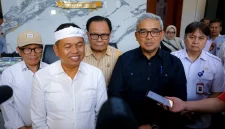 Penandatanganan NPHD dan BAST Hibah Jalan Cihampelas Kota Bandung oleh Gubernur Jawa Barat, Dedi Mulyadi dan Walikota Bandung, M. Farhan, di Balai Kota Bandung, Rabu (29/7/2026). Foto: Dok. Diskominfo Jabar