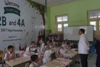 Bupati Garut saat monitoring jam masuk sekolah lebih pagi di SDN Regol Garut (Foto : Irwan/RRI)