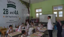 Bupati Garut saat monitoring jam masuk sekolah lebih pagi di SDN Regol Garut (Foto : Irwan/RRI)