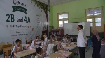 Bupati Garut saat monitoring jam masuk sekolah lebih pagi di SDN Regol Garut (Foto : Irwan/RRI)