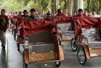 Yayasan Gerakan Solidaritas Nasional membagikan 260 unit becak listrik secara gratis kepada para pengayuh becak lansia di Kabupaten Bandung, Jawa Barat