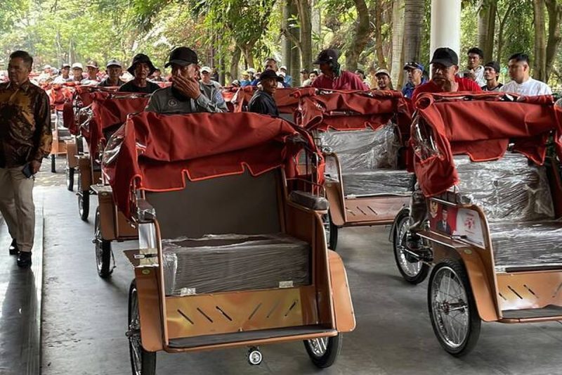 Yayasan Gerakan Solidaritas Nasional membagikan 260 unit becak listrik secara gratis kepada para pengayuh becak lansia di Kabupaten Bandung, Jawa Barat
