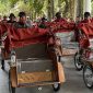 Yayasan Gerakan Solidaritas Nasional membagikan 260 unit becak listrik secara gratis kepada para pengayuh becak lansia di Kabupaten Bandung, Jawa Barat