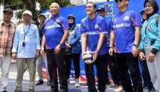 Aceng Syuhud, Saeful Bachri serta M. Haikuki mendapingi Wakil Ketua Umum DPP Partai Demokrat Dede Yusuf membuka turnamen Bola voli AHY MACAN CUP 2026, soreang - Sabtu (13/9/2026). 